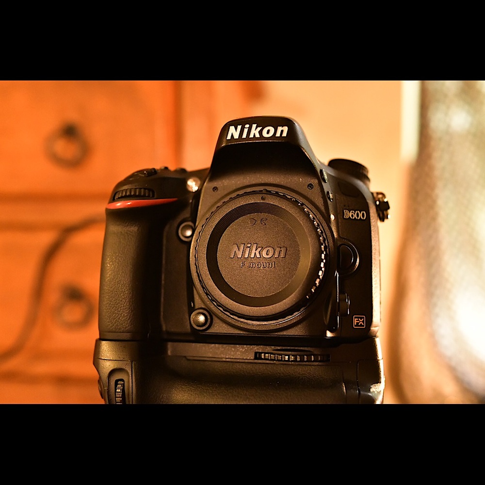 The Nikon D600 is a Pro-level, Full-Frame DSLR, Camera. 2-batt, Remote, DK21